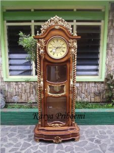 Almari Jam Anggur Pilar