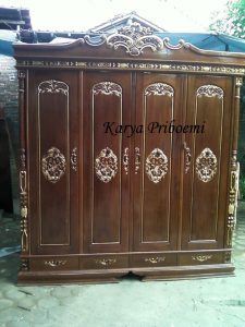 Almari Pakaian Mahkota