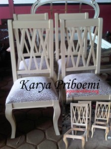 Kursi Makan Bulat Silang