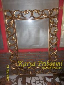 Figura Cermin Klasik Emas