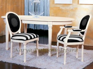 Meja Makan Louis Oval